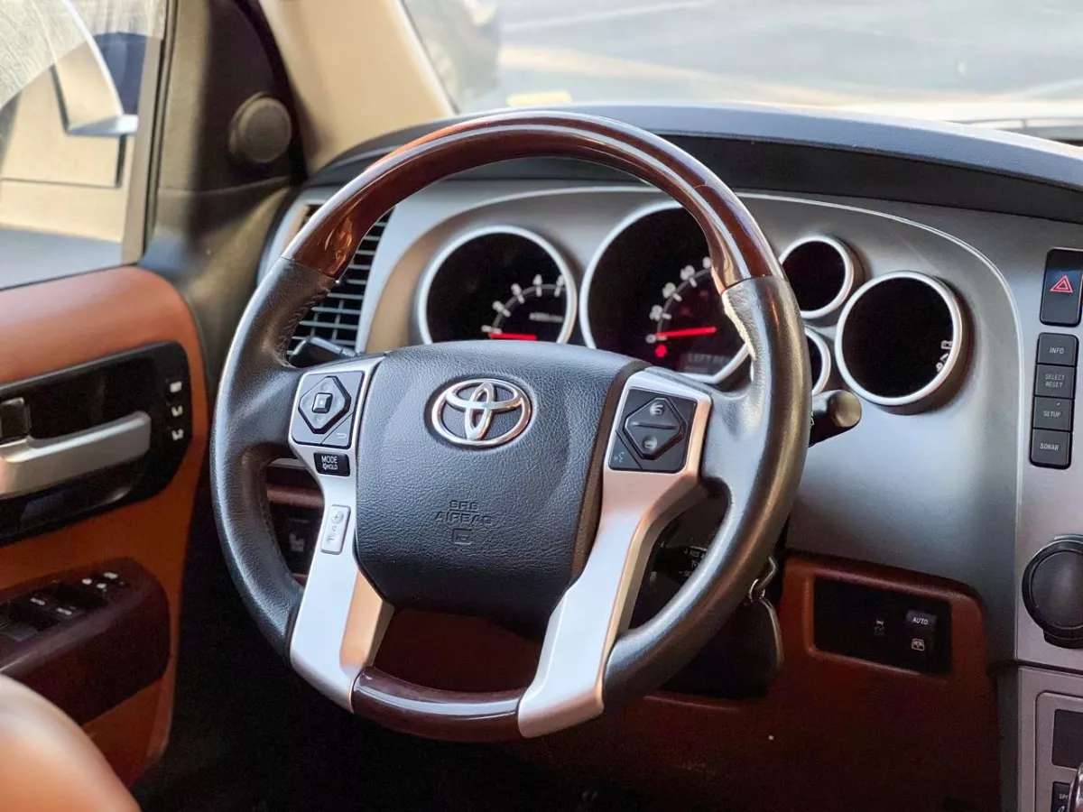 Car image 14