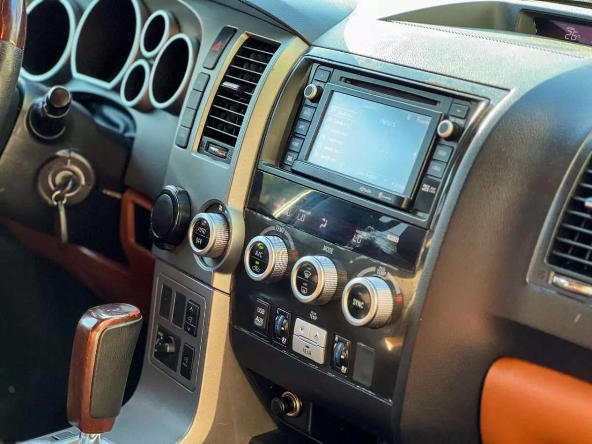 Car image 16