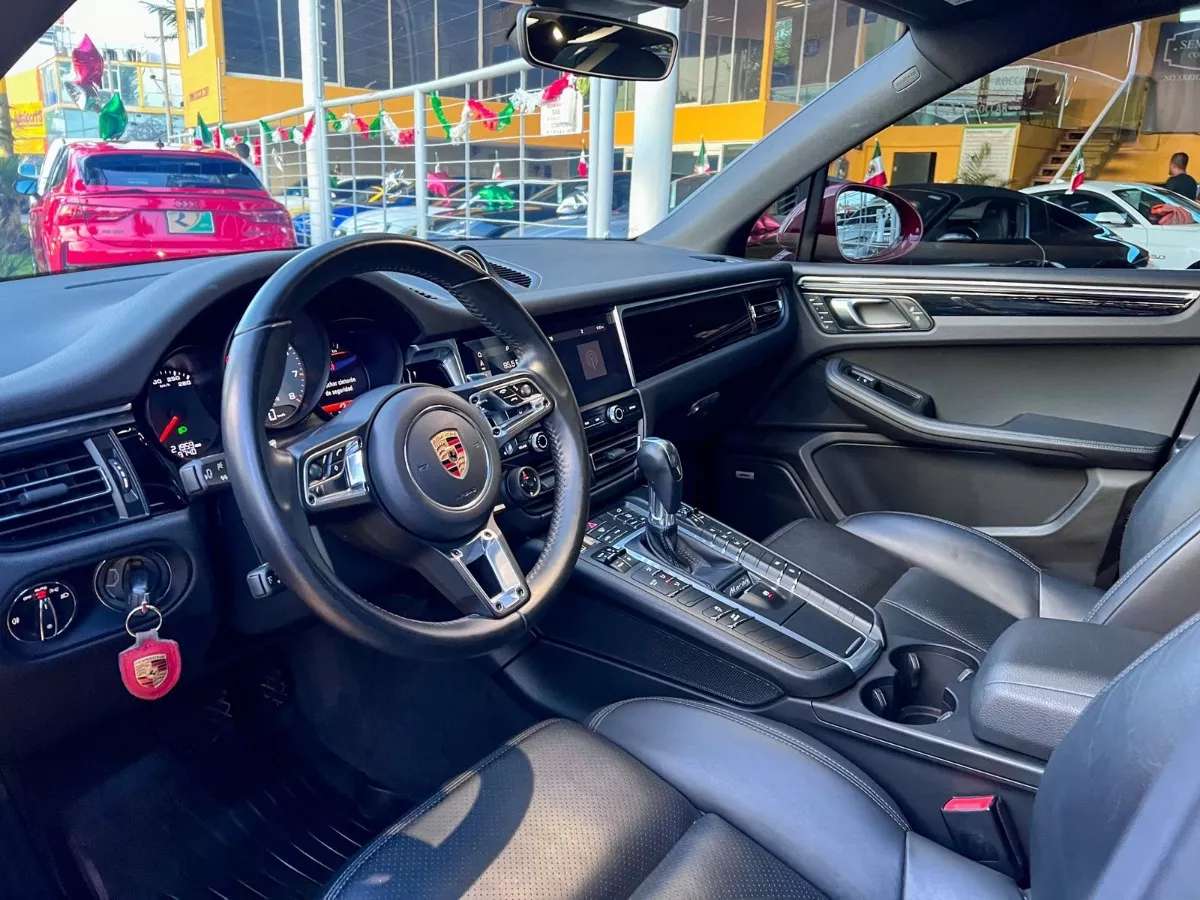 Car image 11