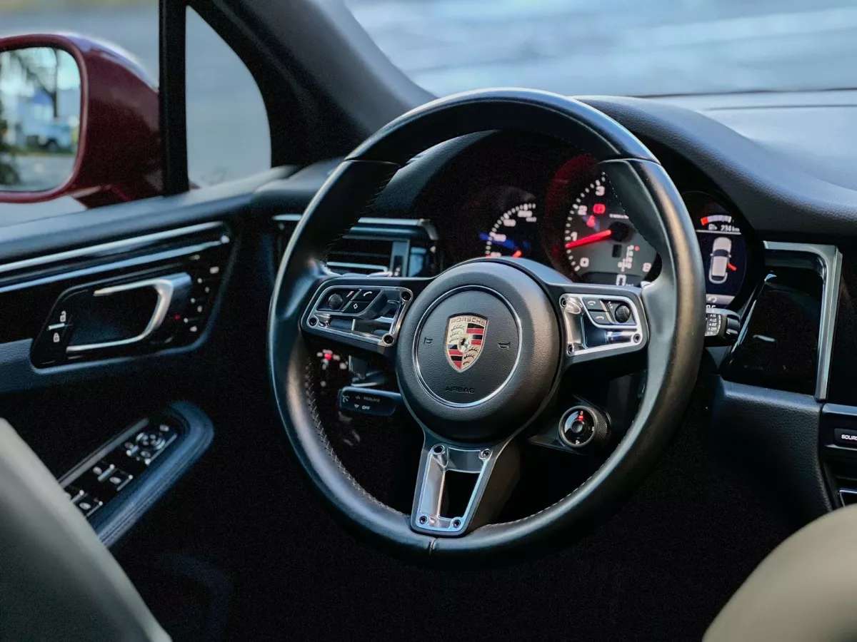 Car image 14