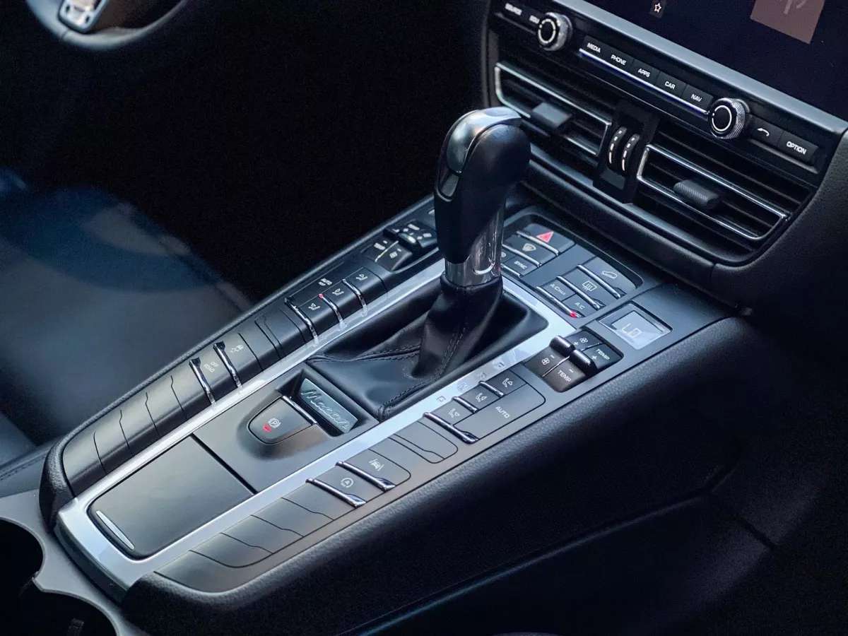 Car image 15