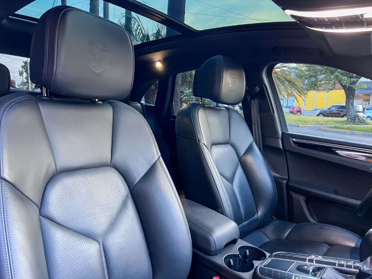 Car image 16