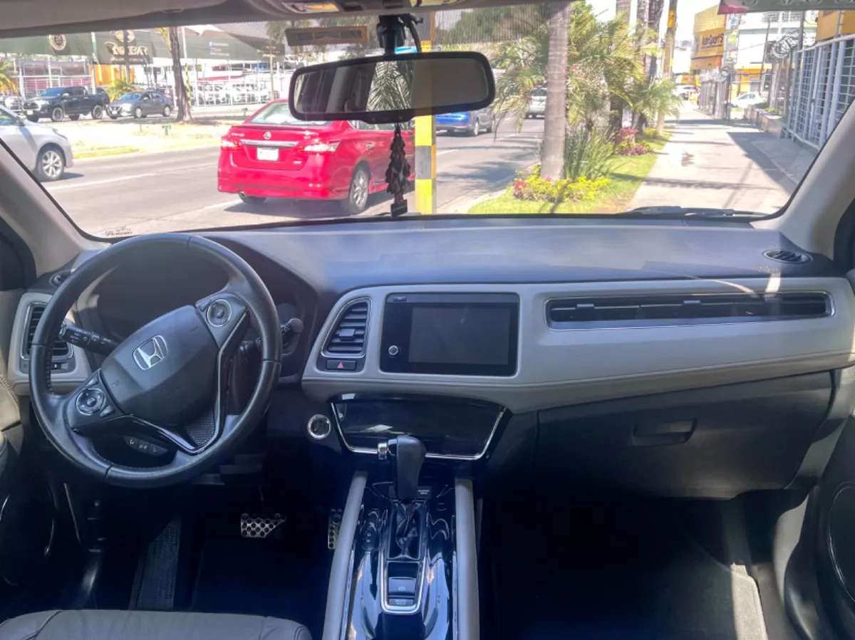 Car image 9