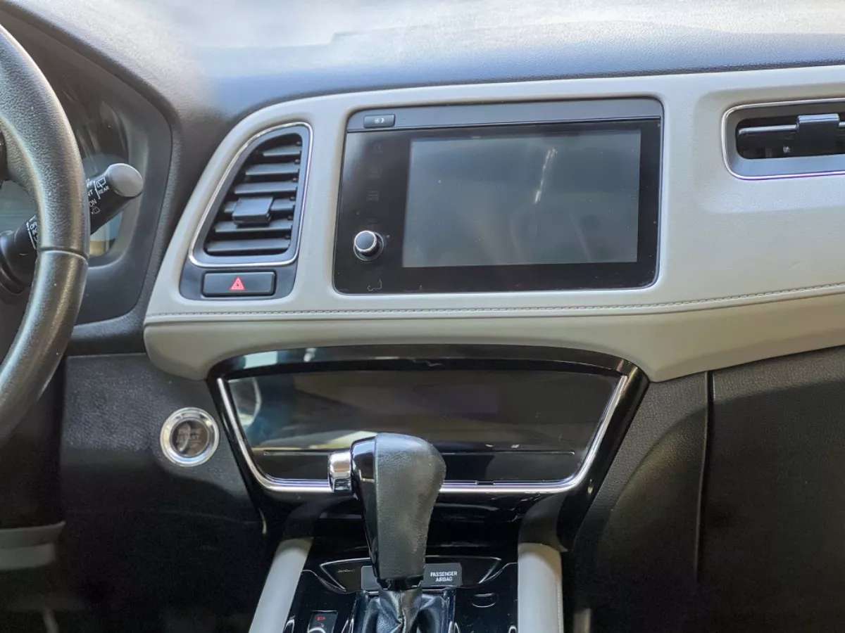 Car image 10