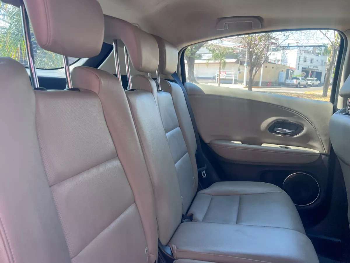 Car image 15