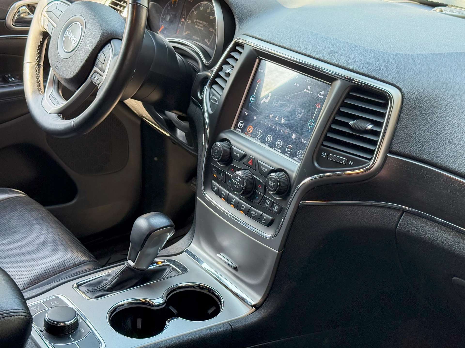 Car image 14