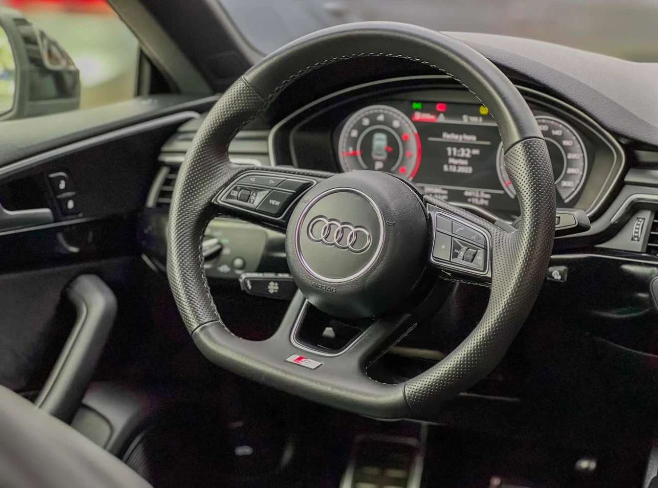Car image 11