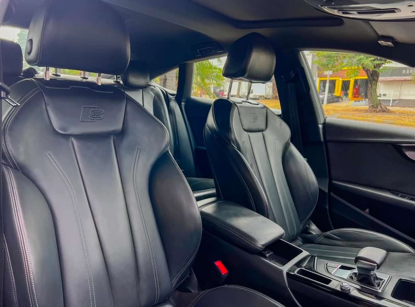 Car image 14