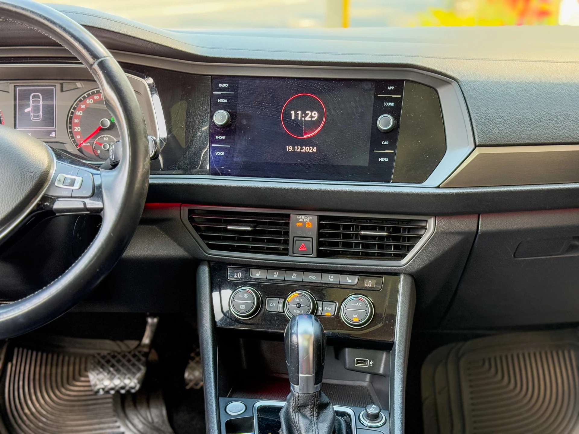Car image 11