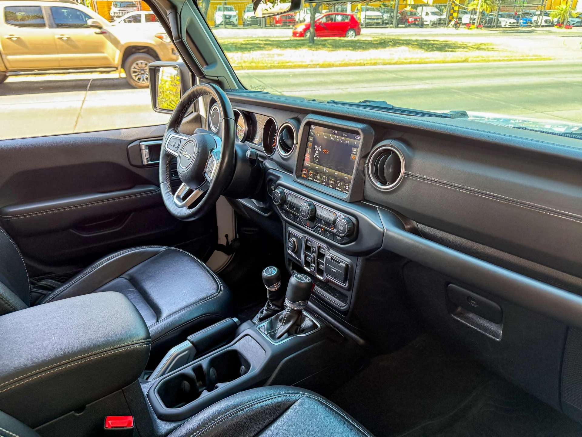 Car image 12