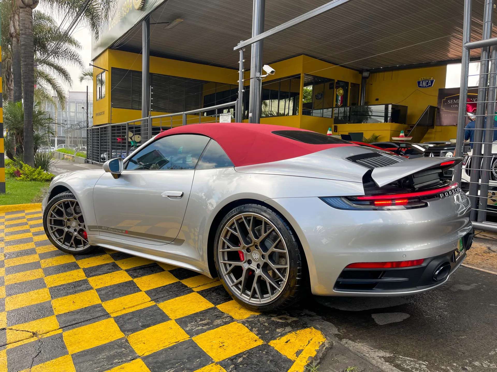 Car image 14
