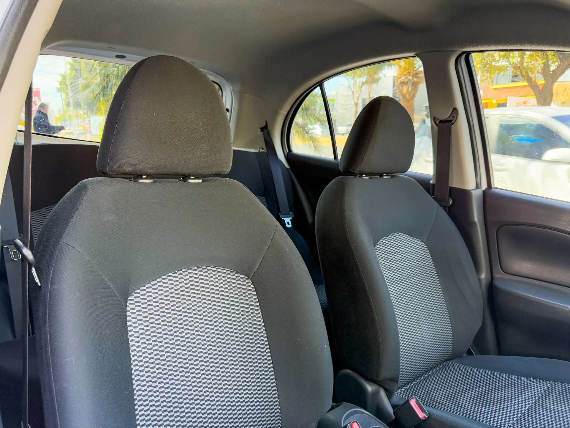 Car image 14