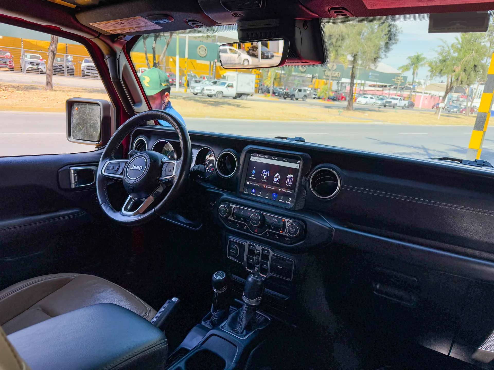 Car image 14