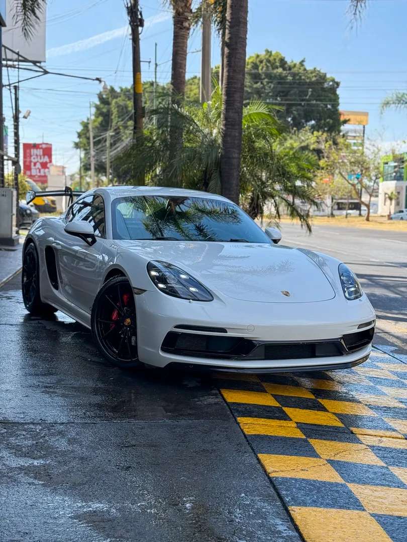 Car image 4