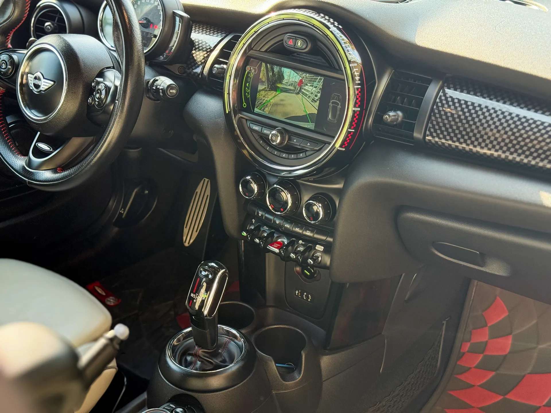 Car image 12