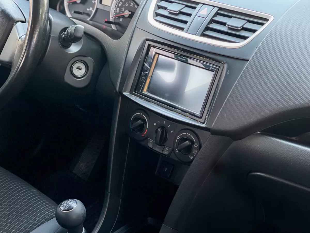Car image 12