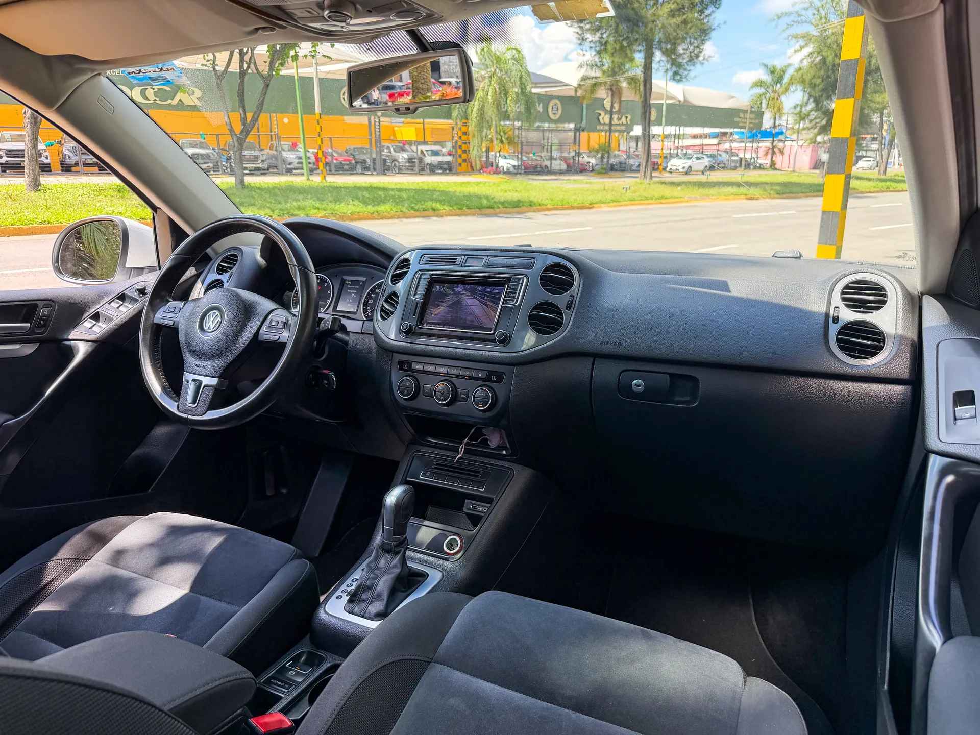 Car image 14