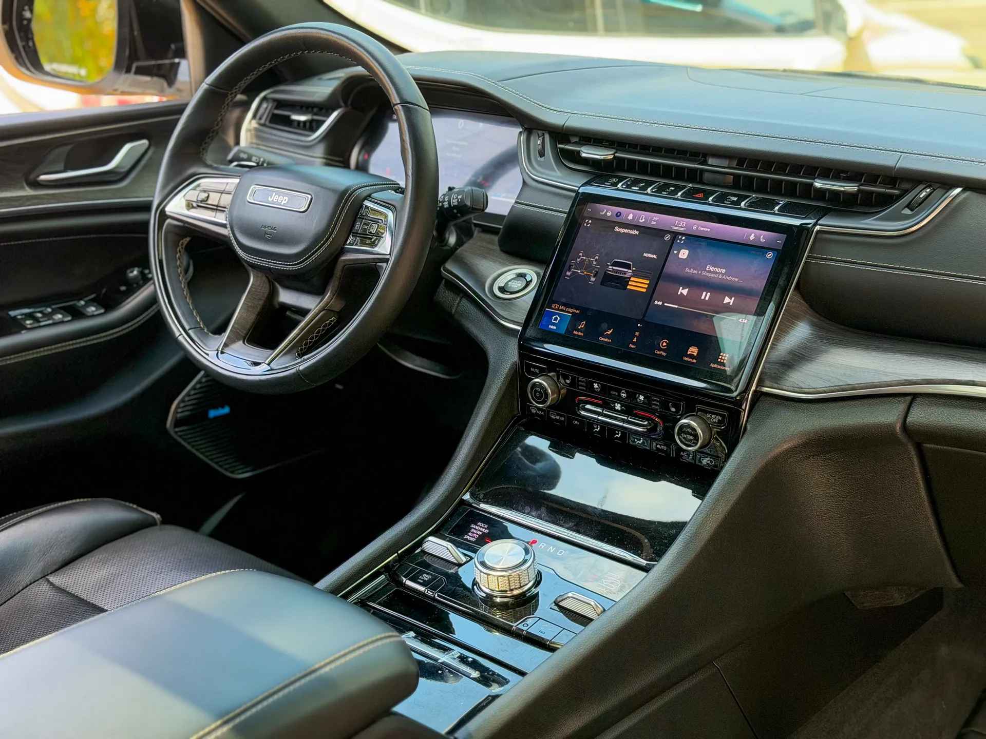 Car image 14