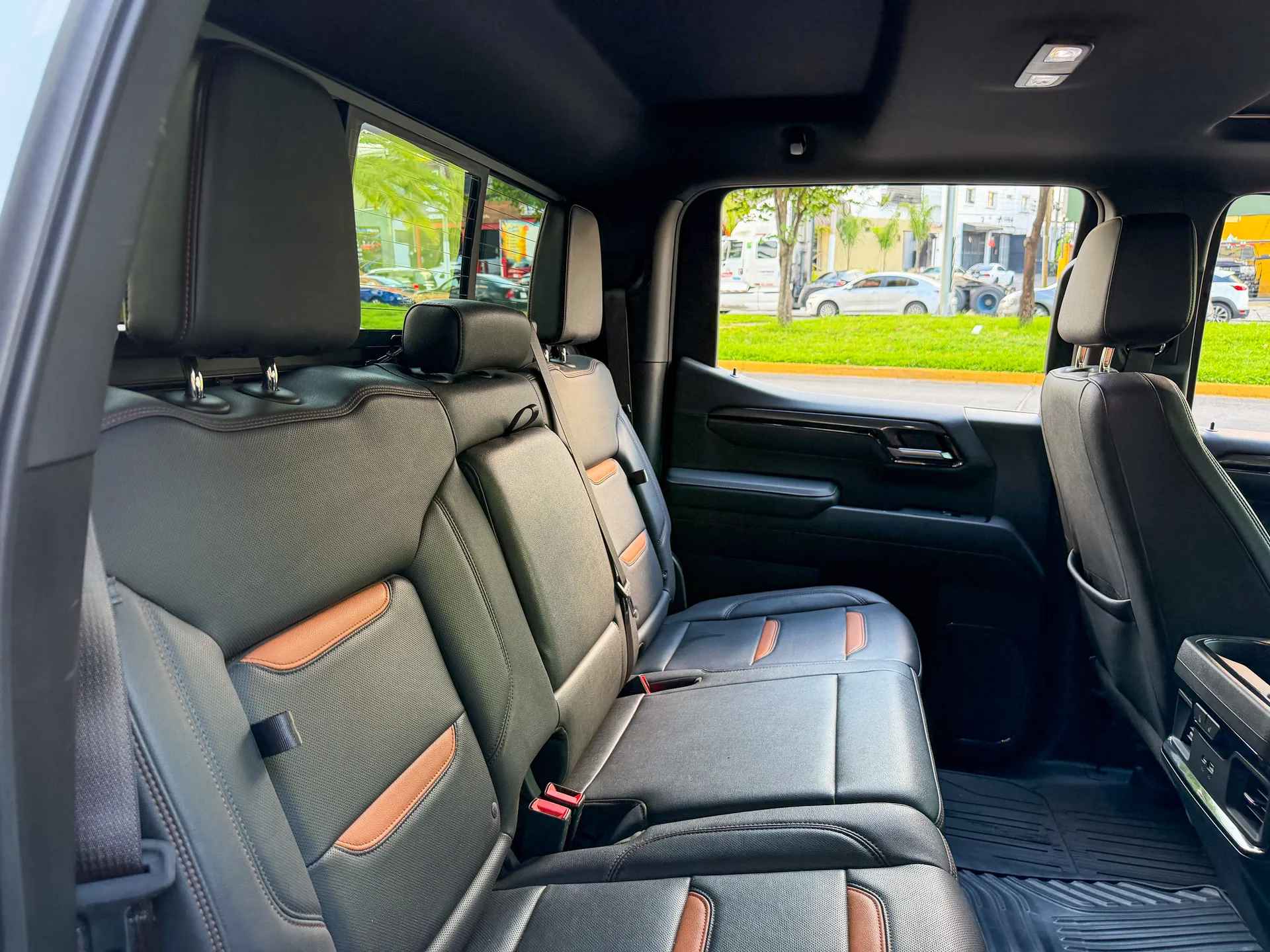 Car image 18