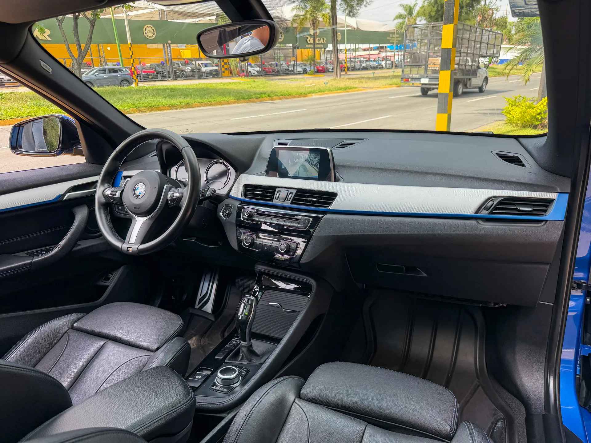 Car image 14