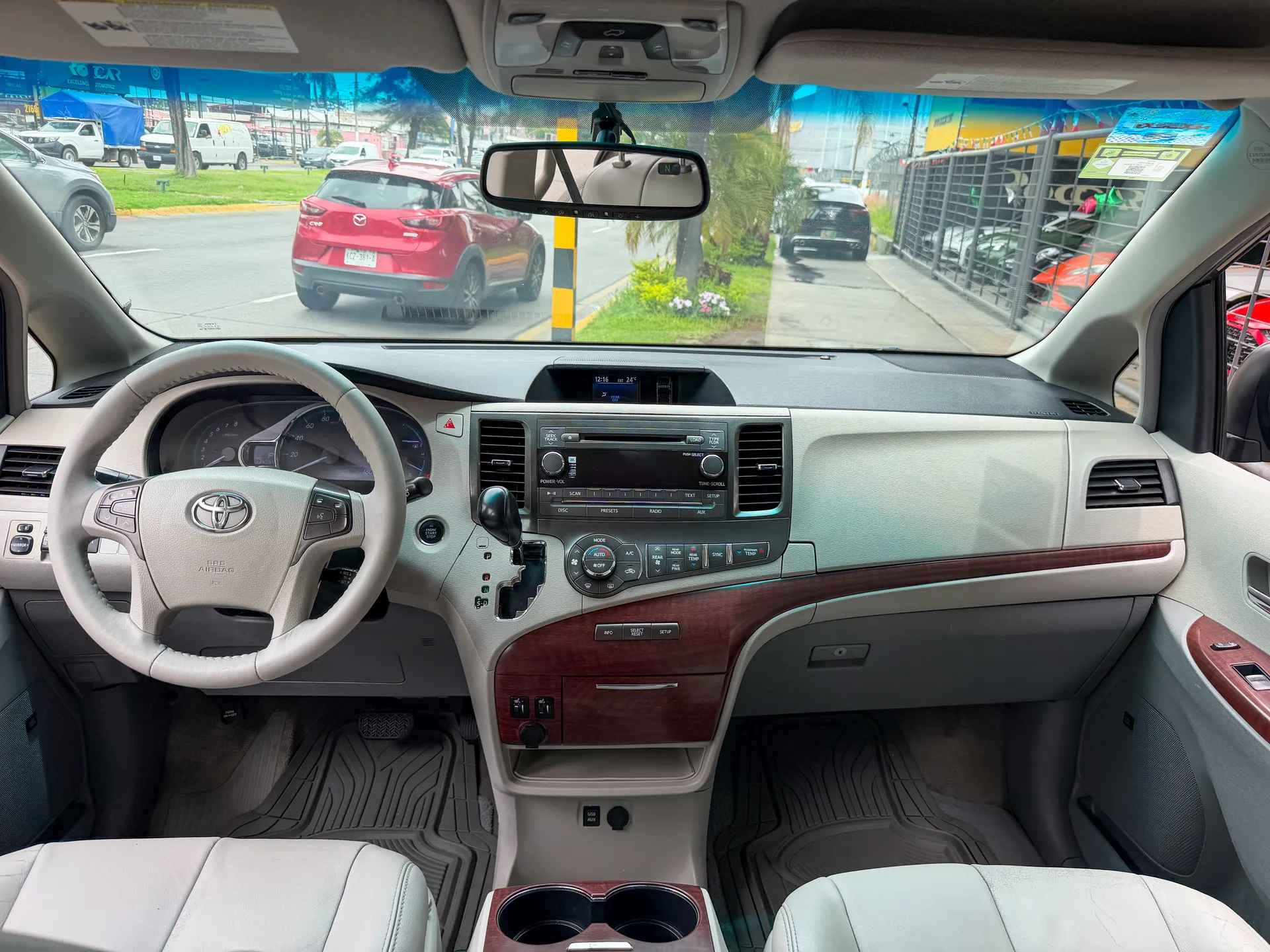 Car image 10