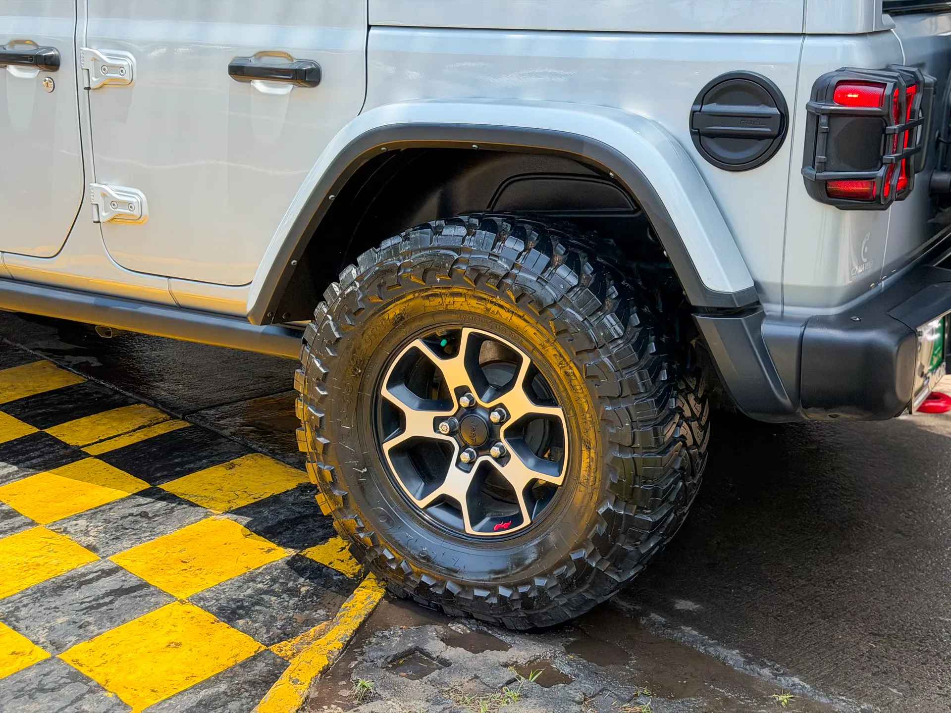 Car image 9