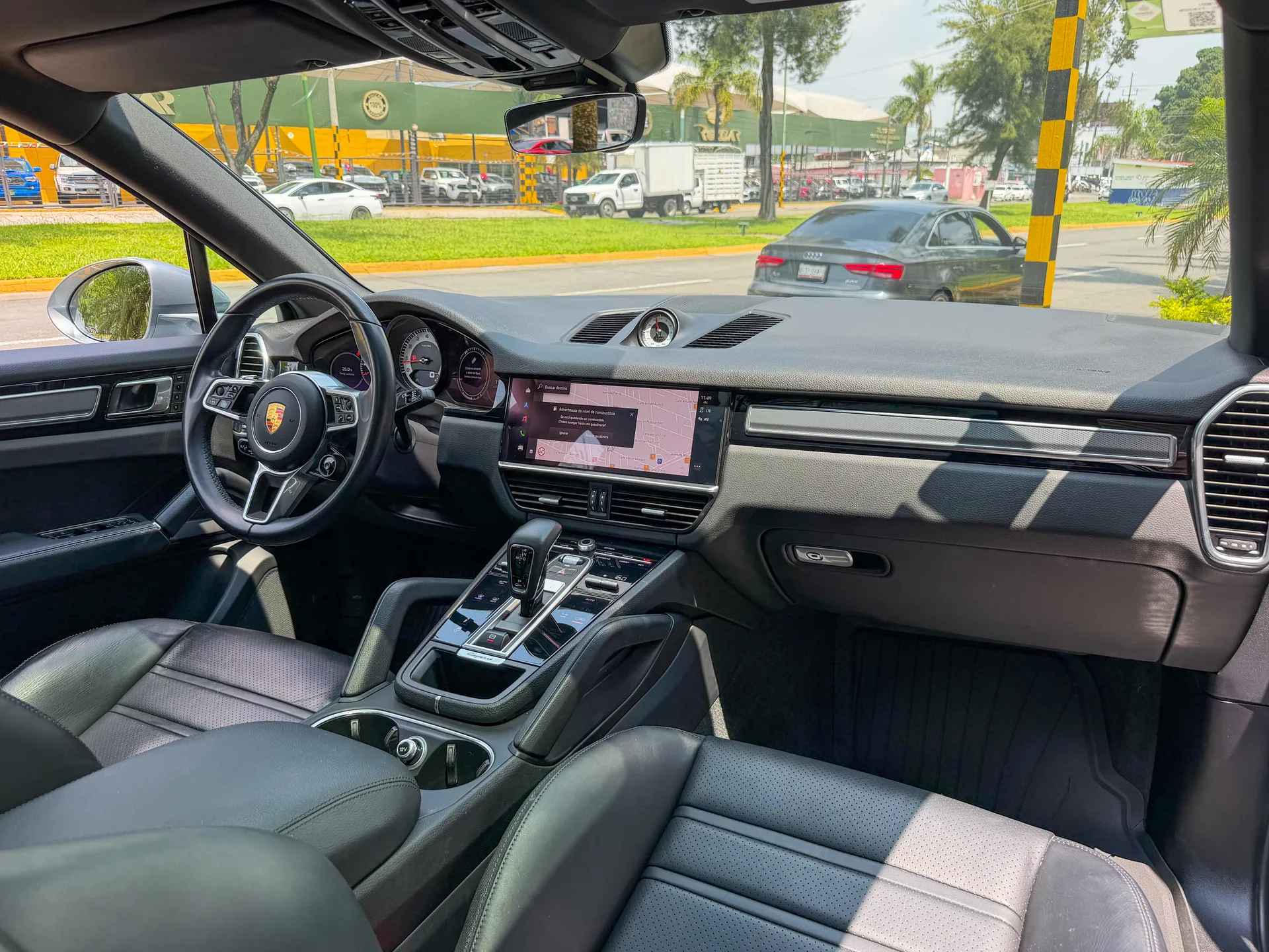 Car image 14