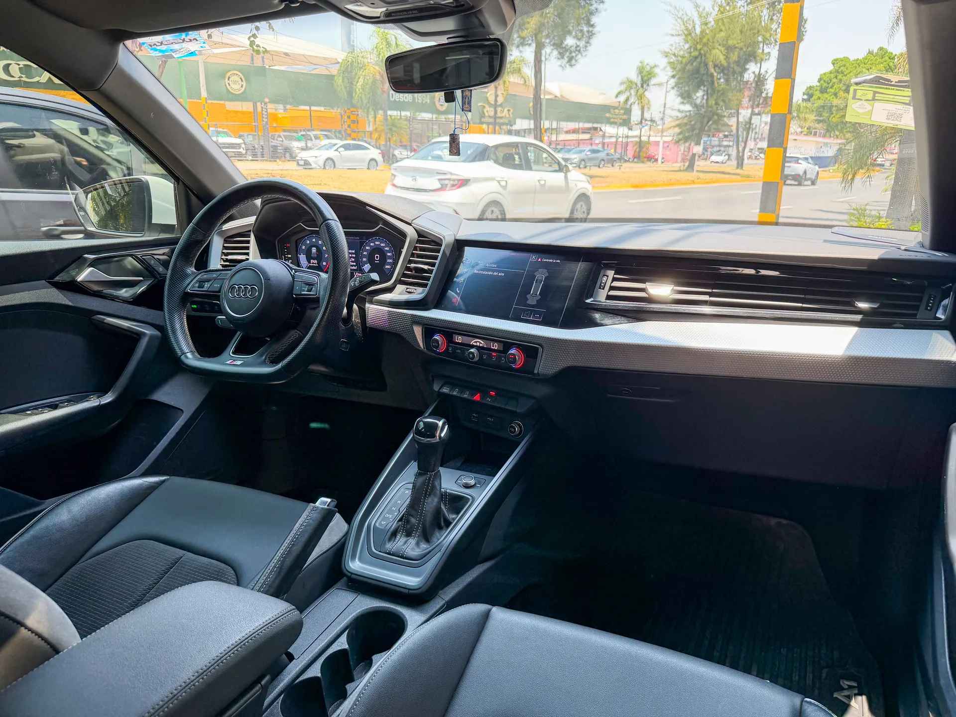 Car image 13