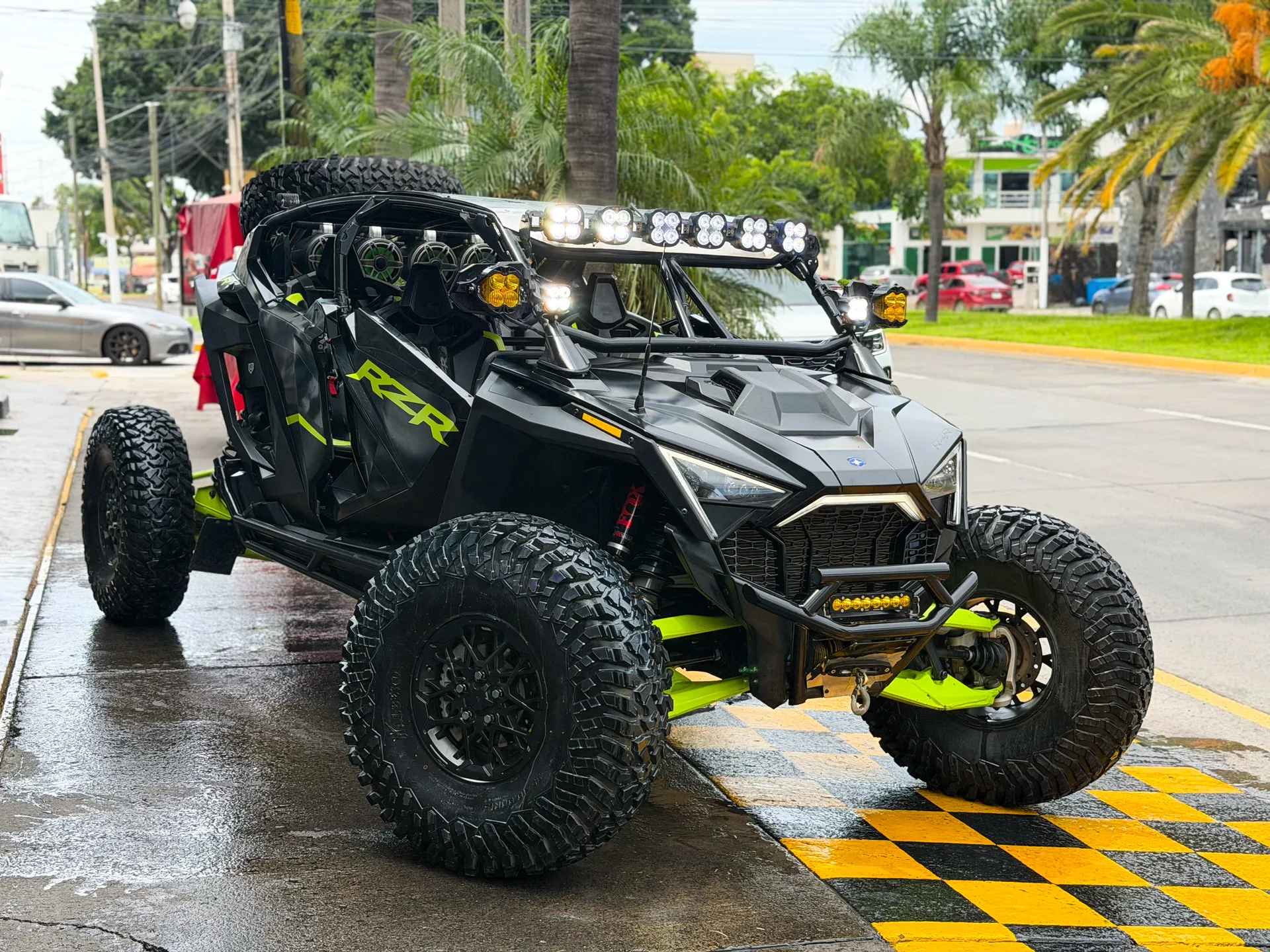 Car image 4