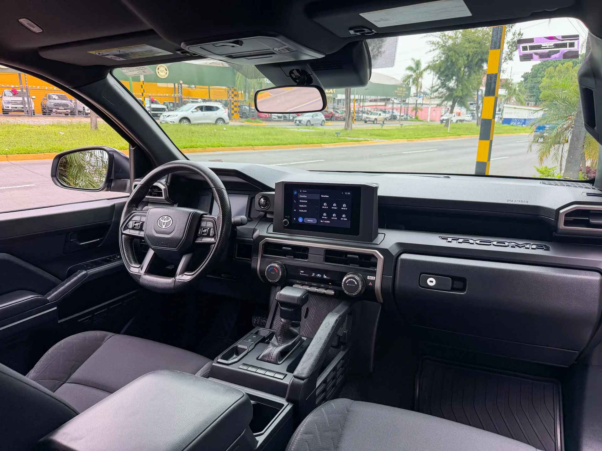 Car image 14