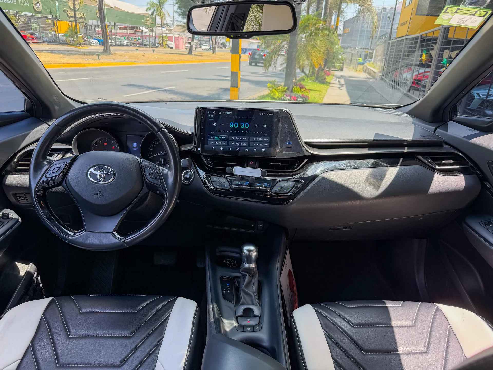 Car image 12