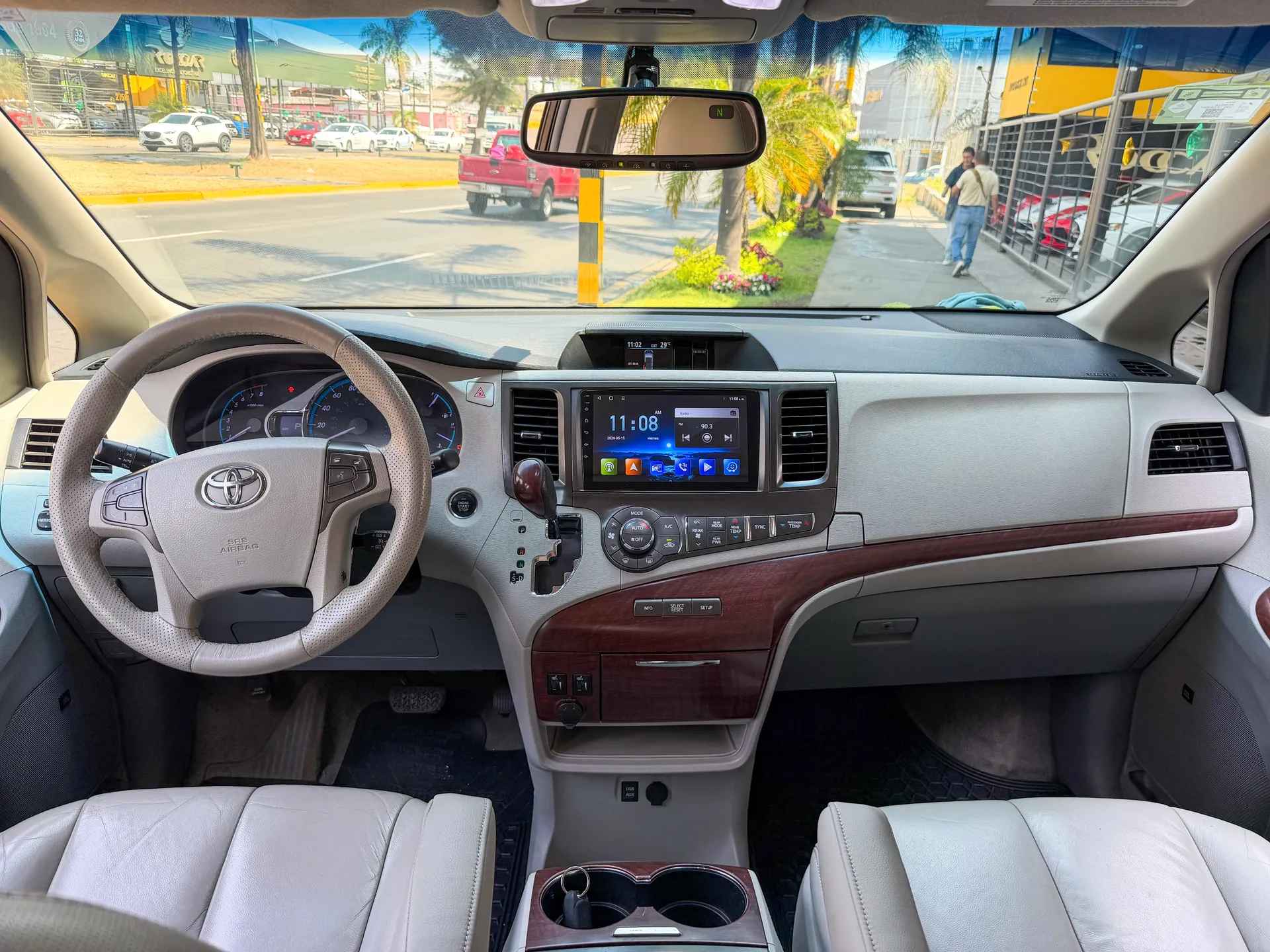 Car image 17