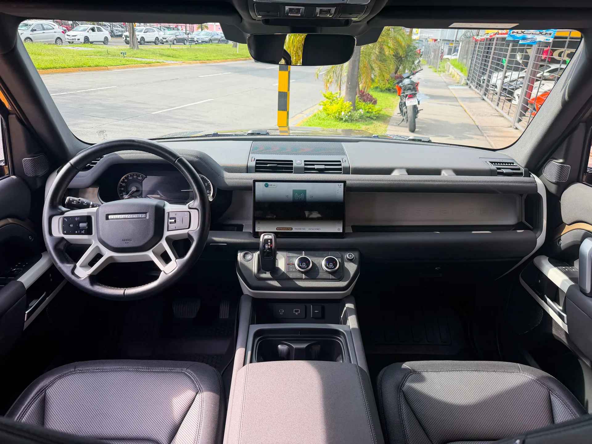 Car image 10