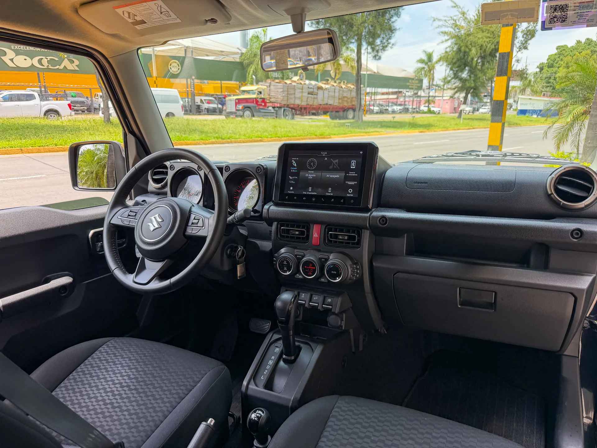 Car image 14