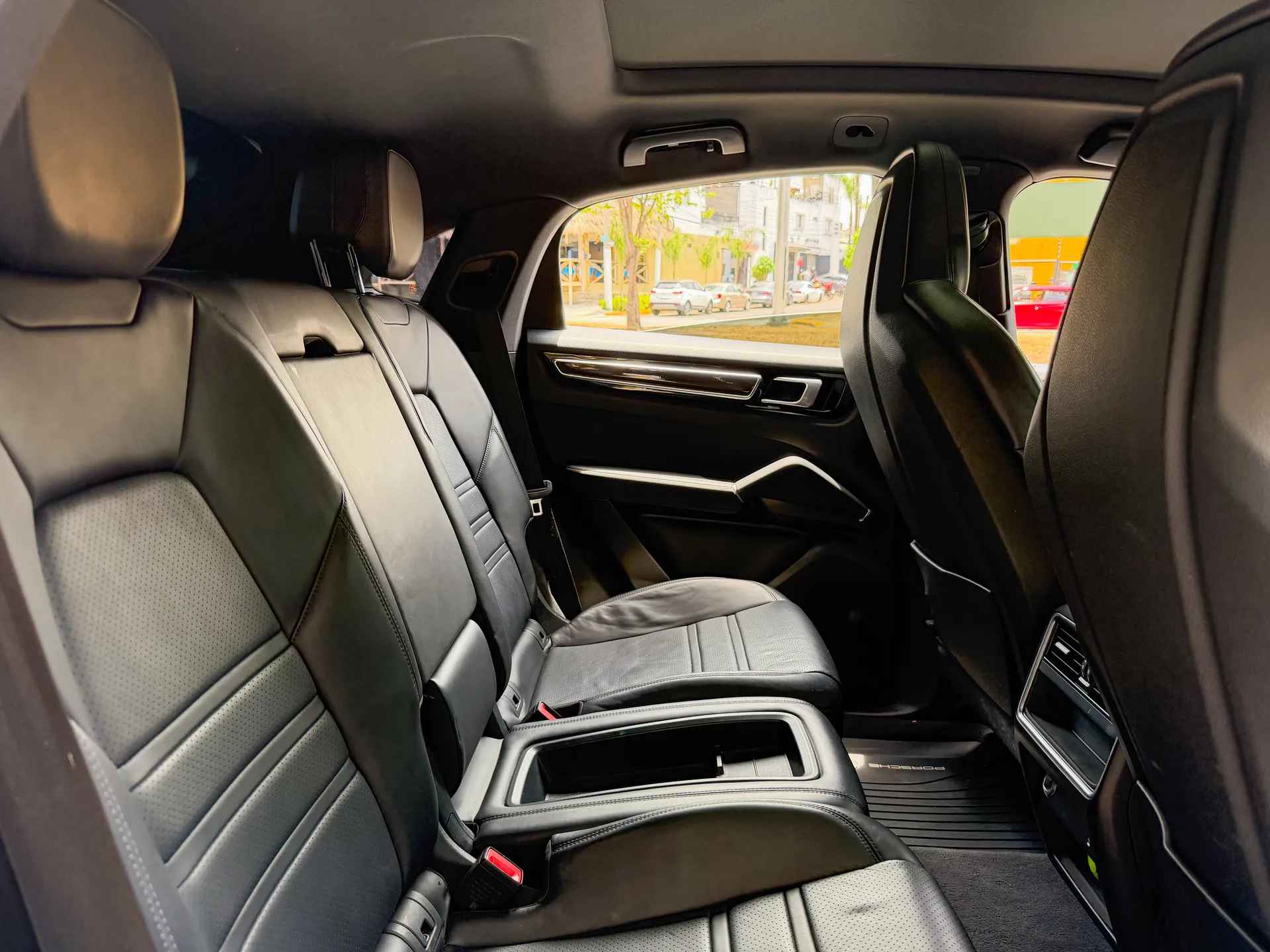 Car image 17