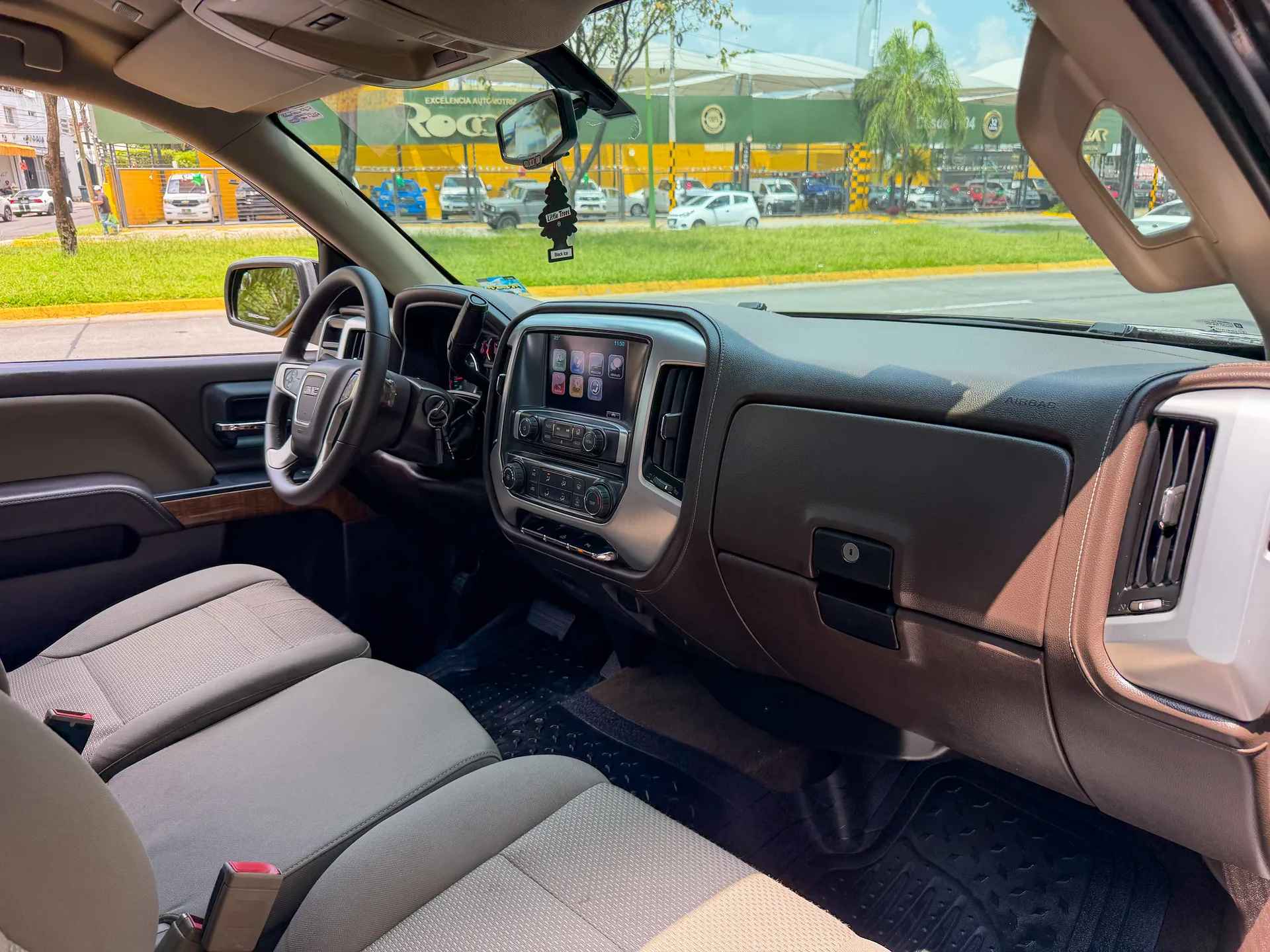 Car image 11