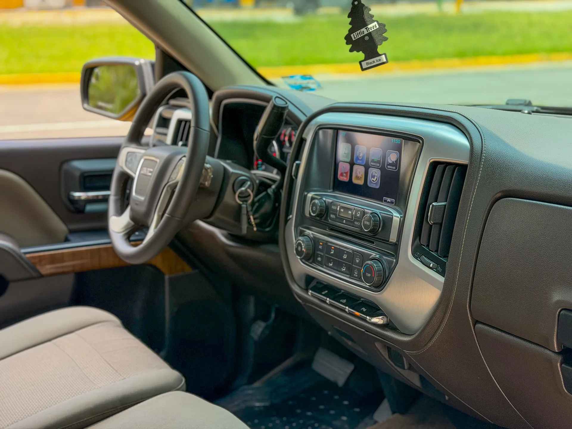 Car image 12