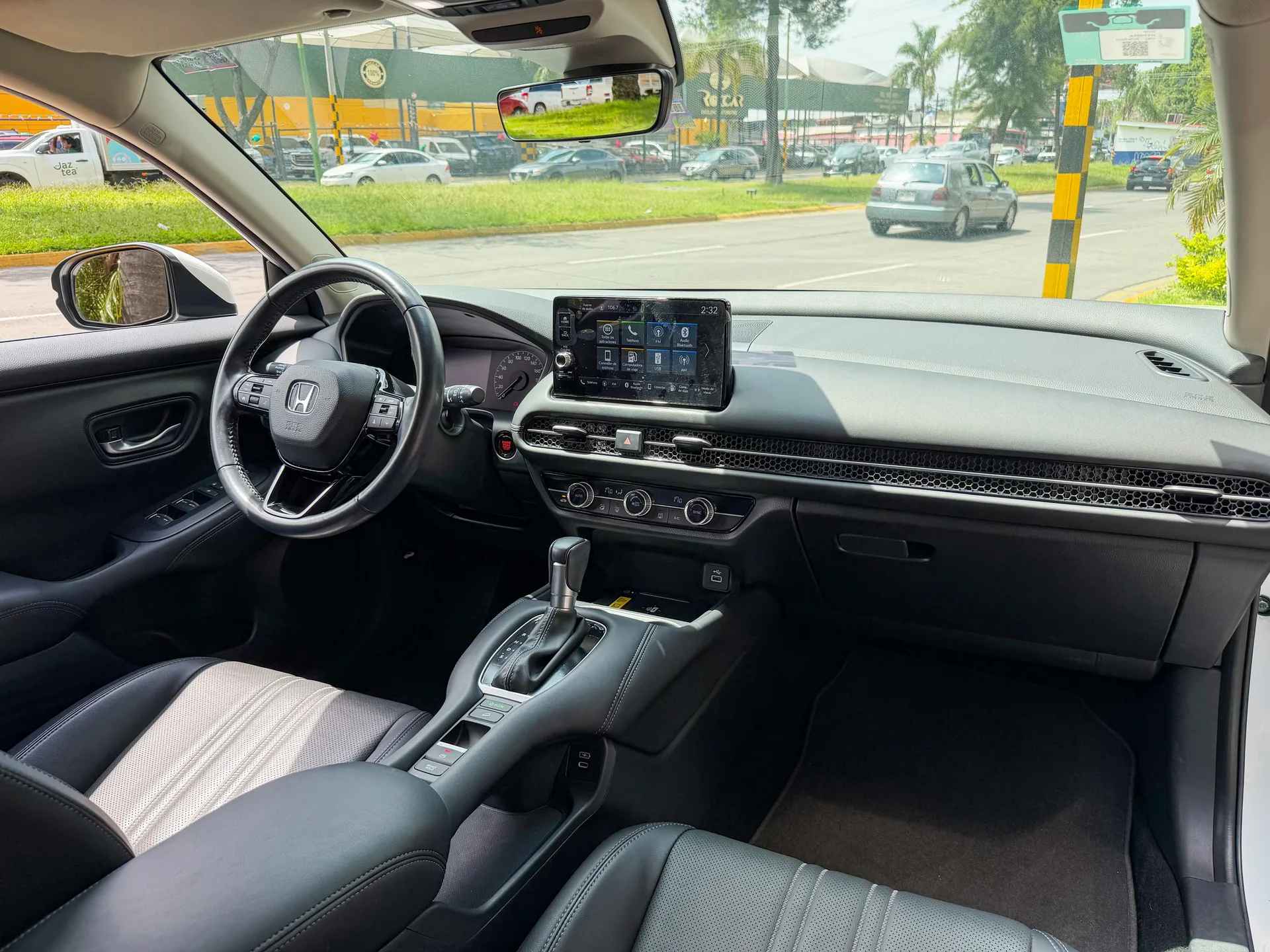 Car image 14