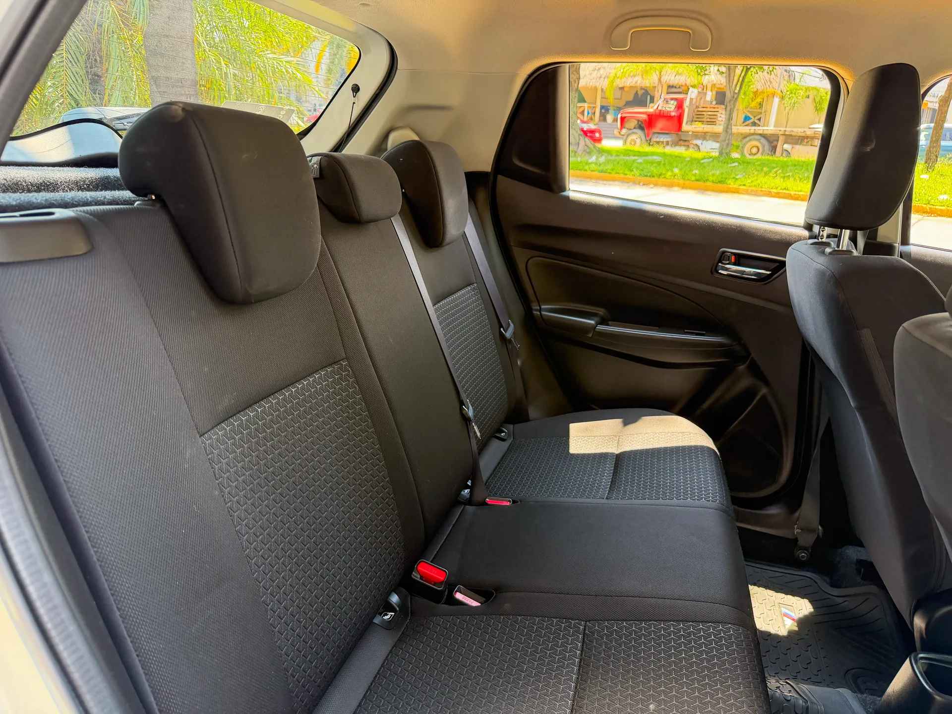 Car image 17