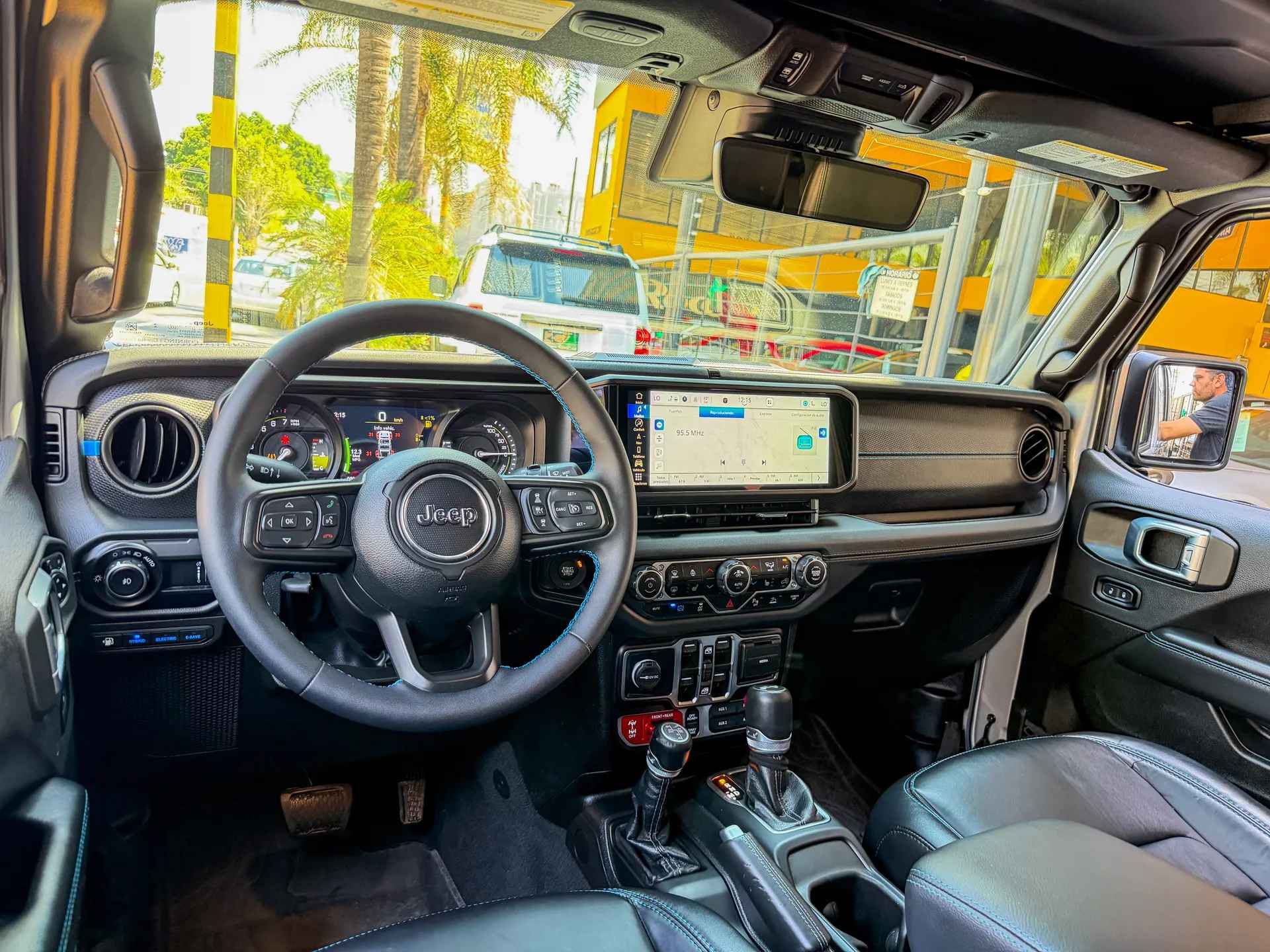 Car image 12
