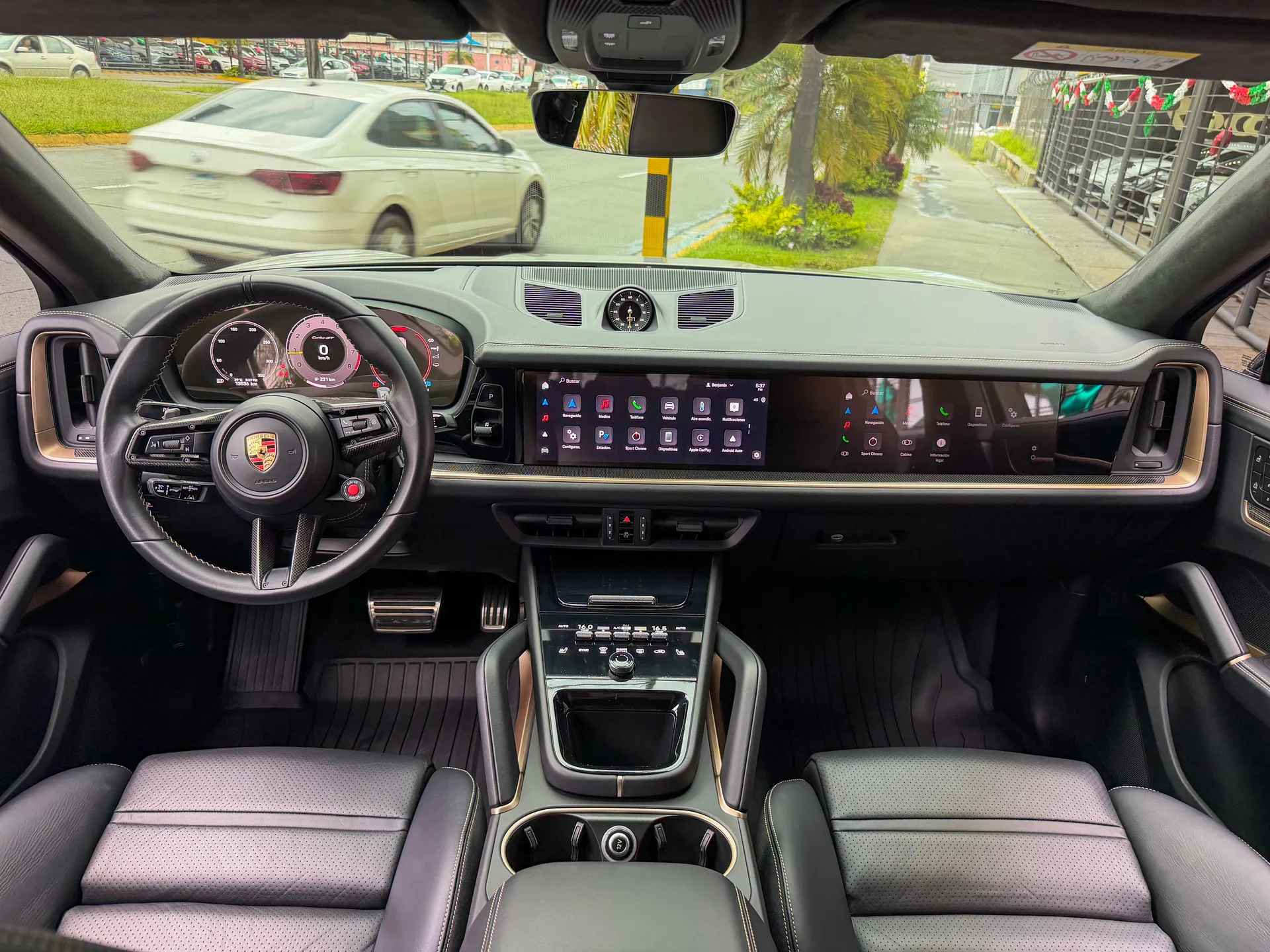 Car image 12