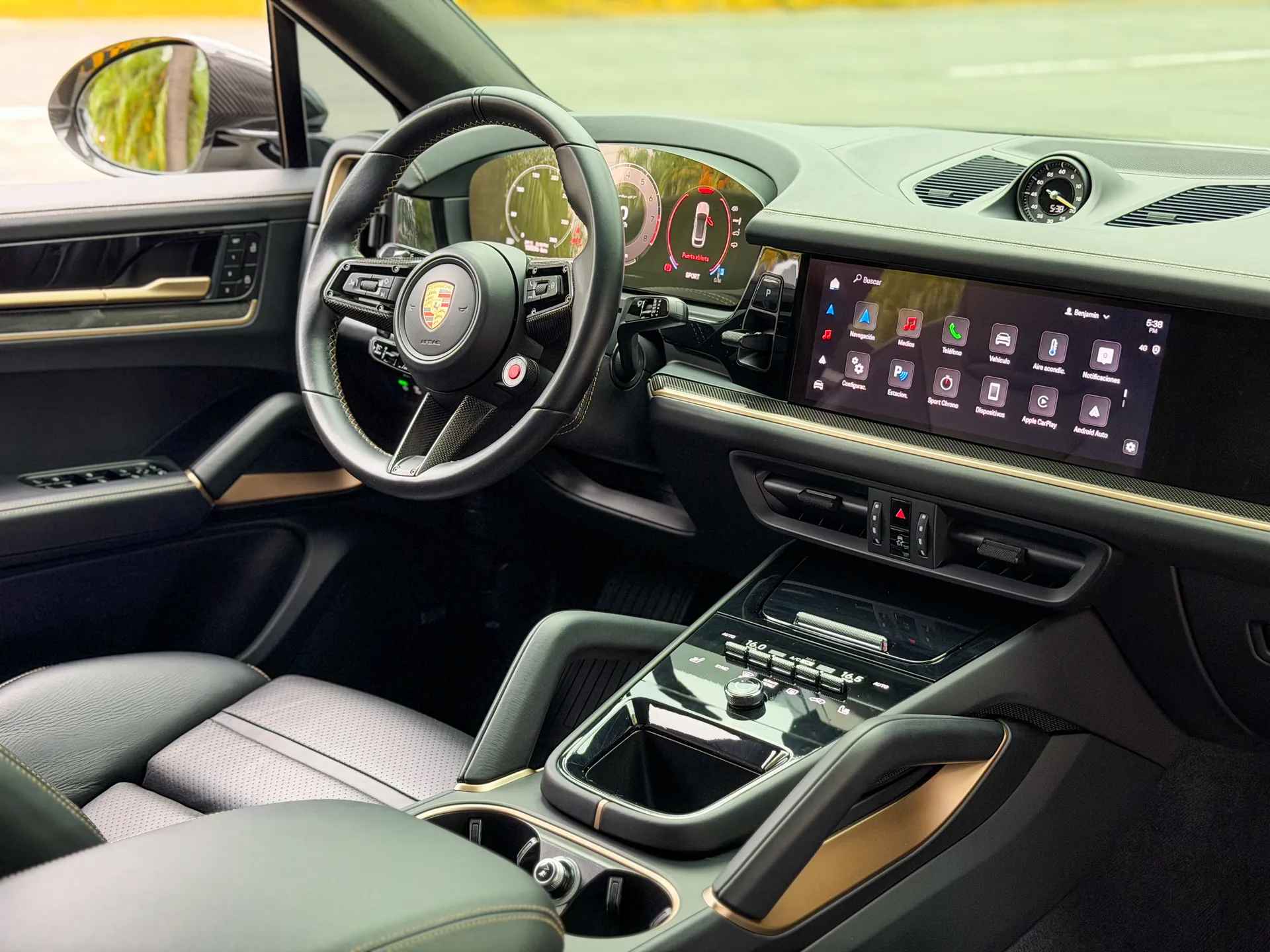 Car image 18