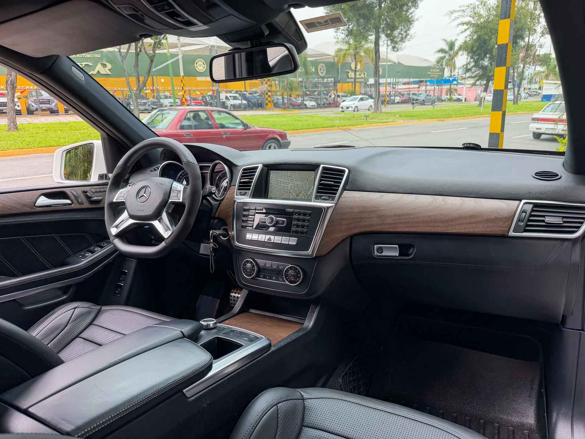 Car image 14