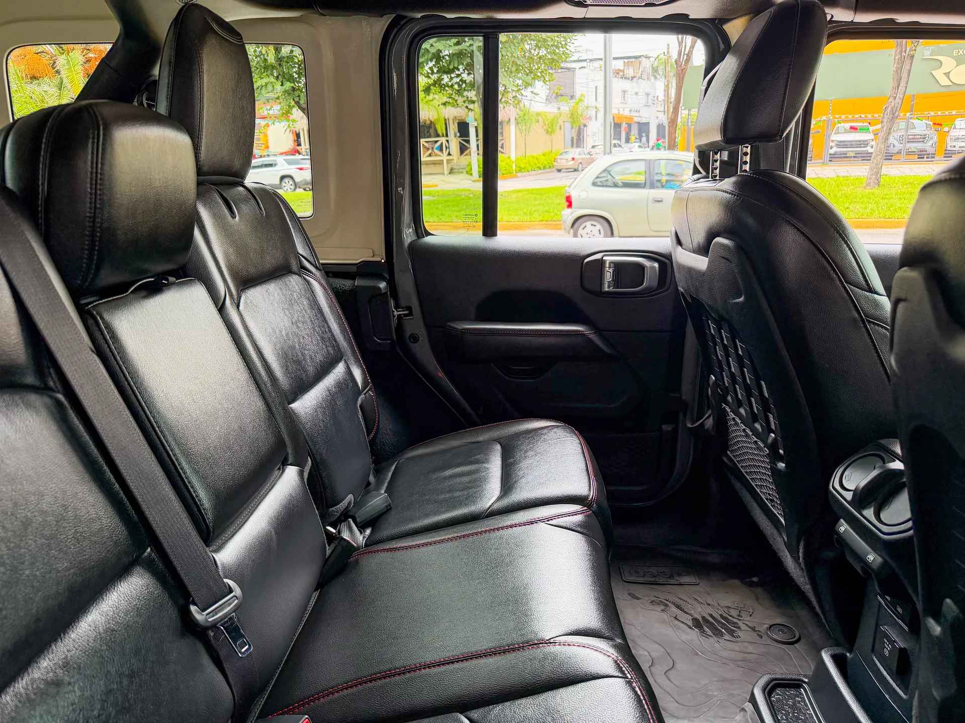 Car image 17