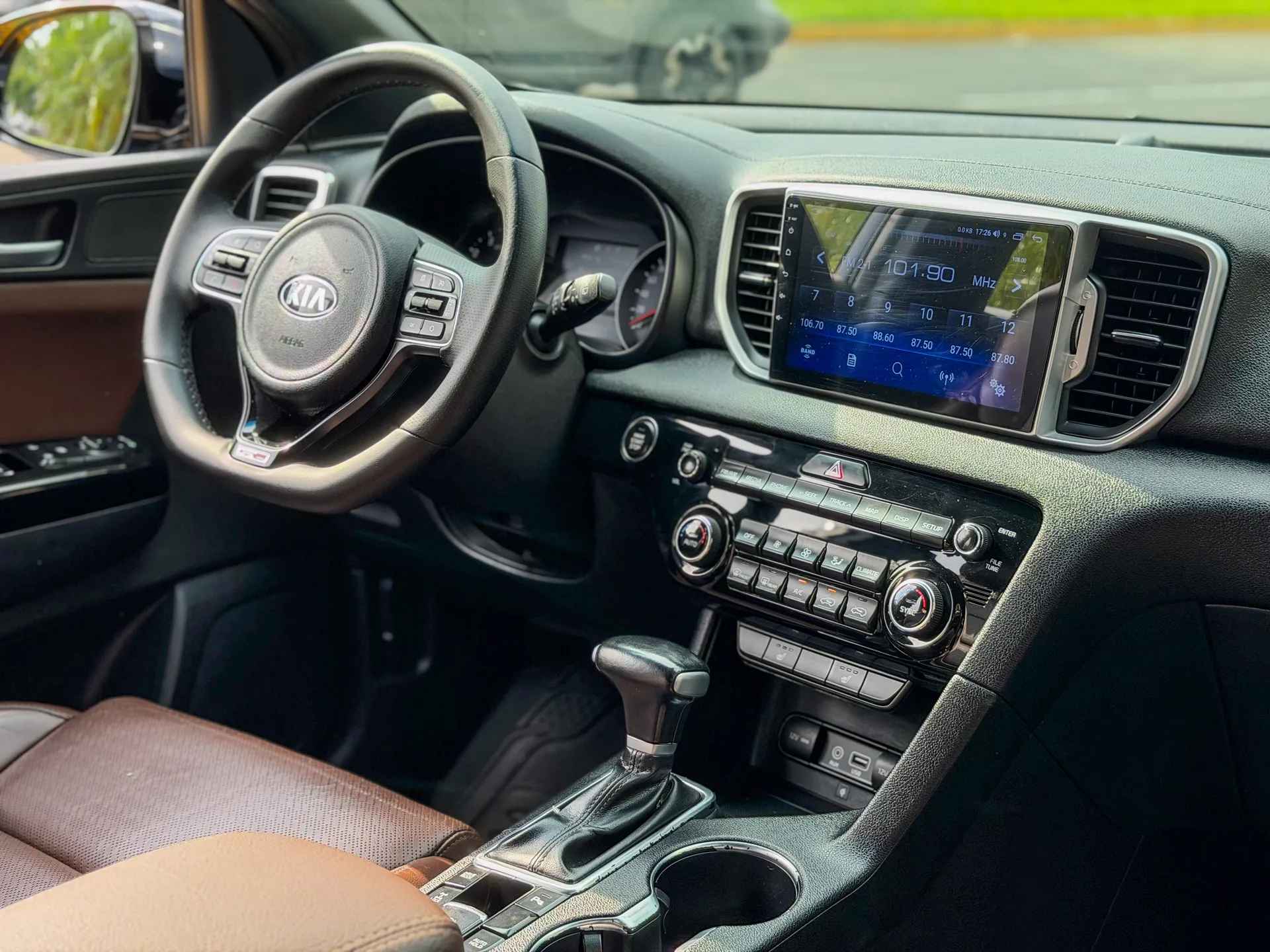 Car image 16