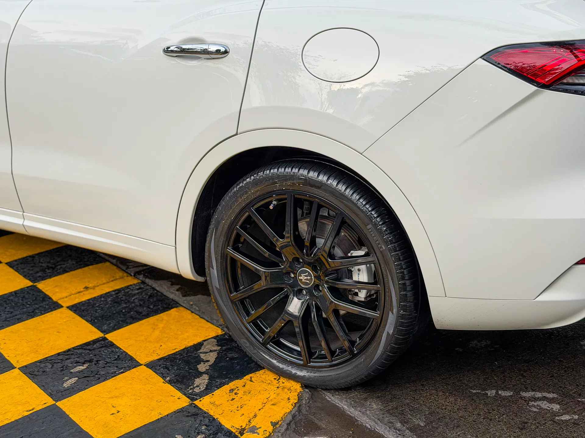 Car image 9
