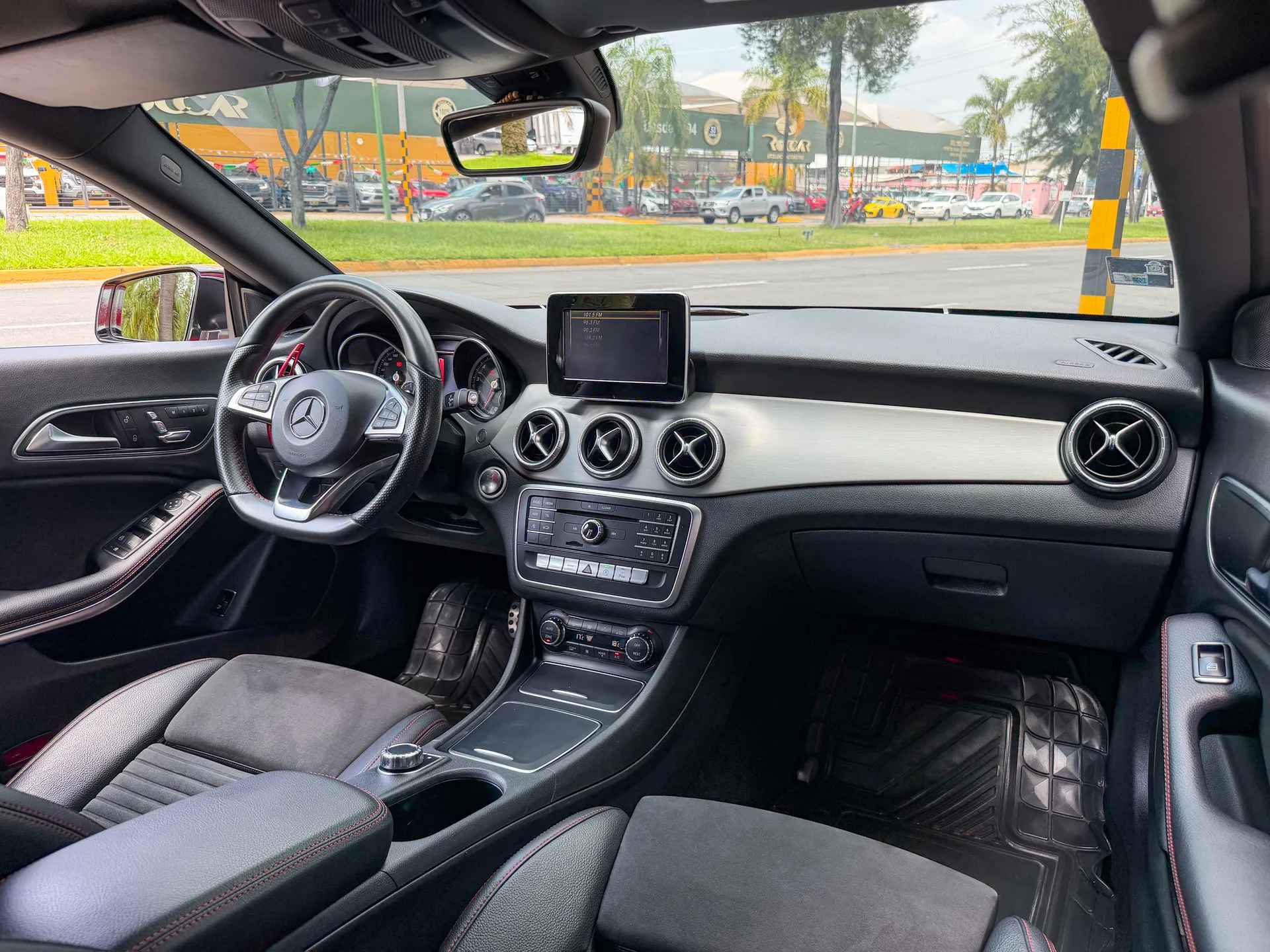 Car image 14