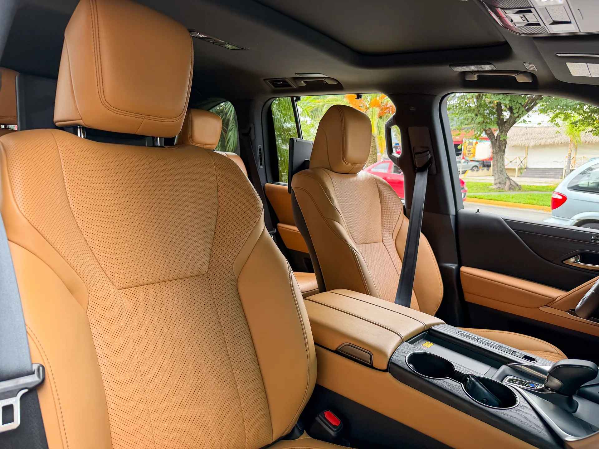 Car image 16