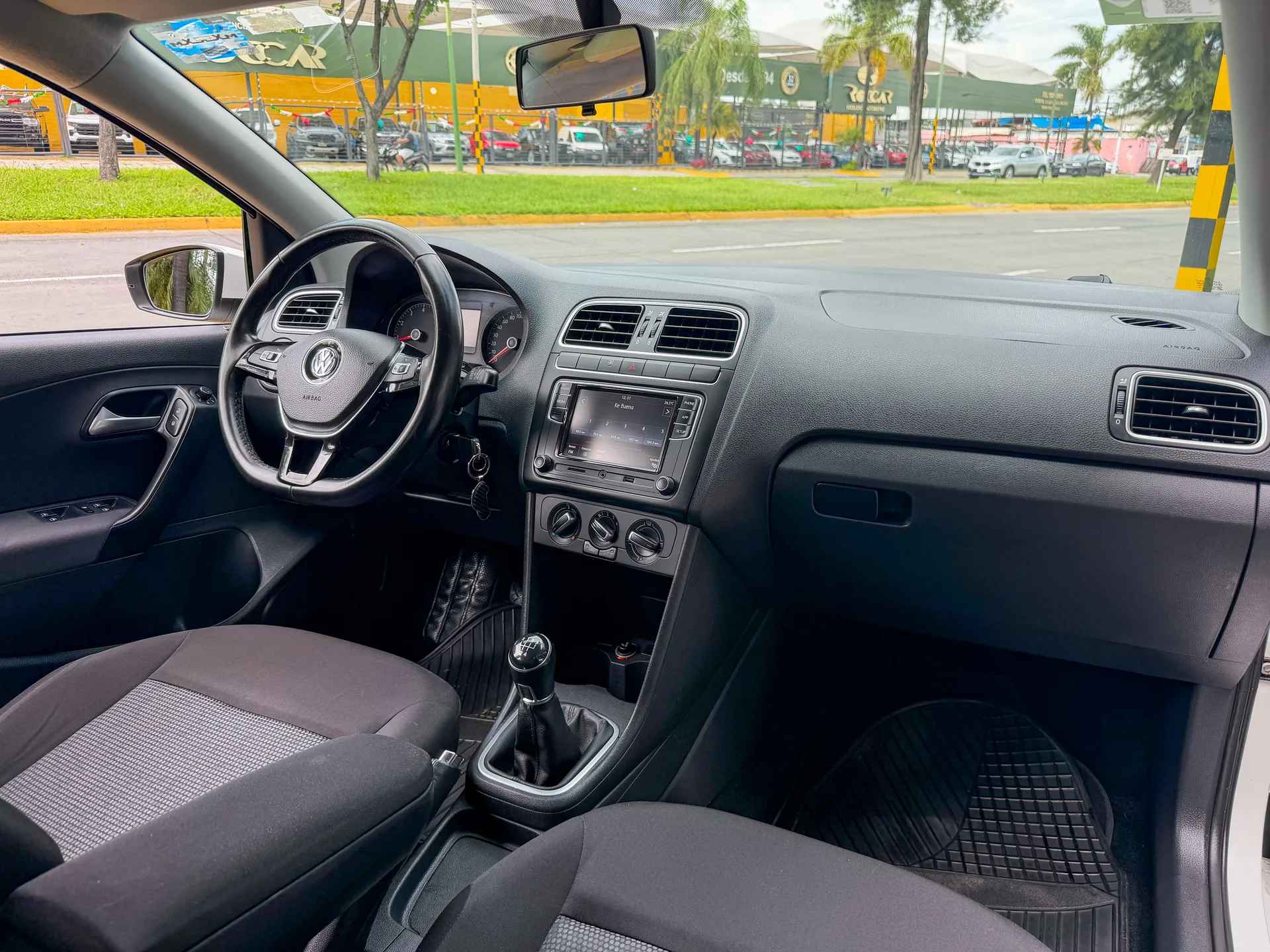 Car image 14