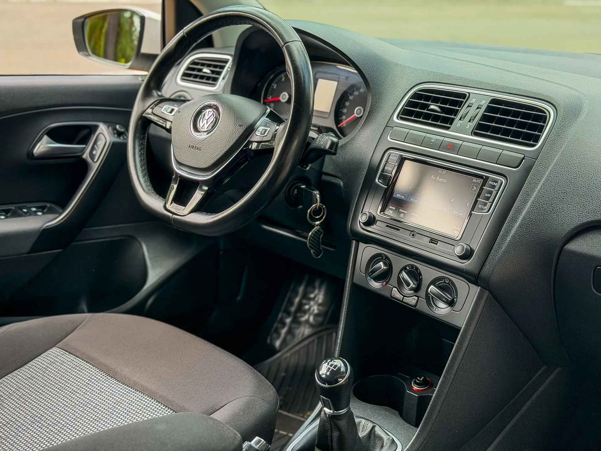 Car image 15